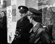 835034 Afbeelding van enkele politieagenten die de wacht houden bij het gekraakte voormalige winkelpand van Miss Etam ...